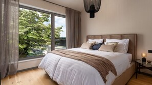 3 bedrooms, in-room safe, desk, iron/ironing board