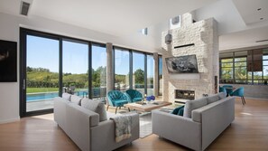 TV, fireplace - Villa Valens by Villas Guide (Radetici)