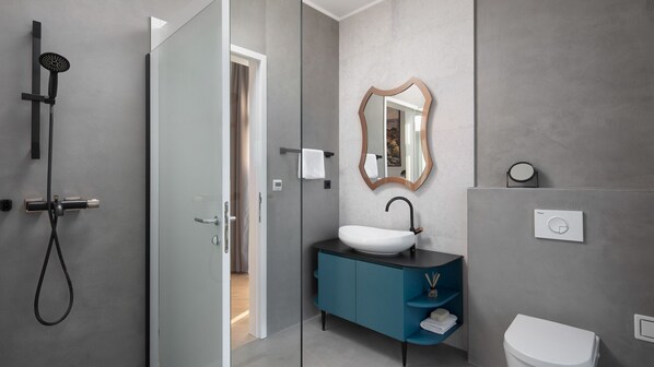 Shower, hair dryer, towels