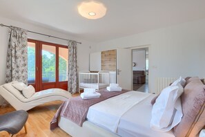 4 bedrooms, iron/ironing board, free WiFi, bed sheets