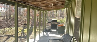 Cozy cabin close to beautiful Current river and surrounded by a national forest!