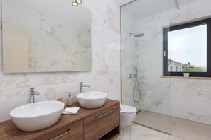 Dusche, Haartrockner, Handtücher