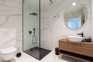 Dusche, Haartrockner, Handtücher