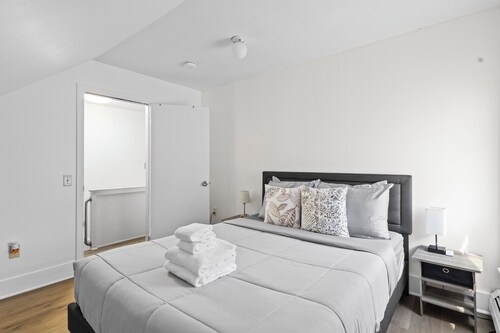 Malden 3Br Apt on 2F/with Free parking/WiFi/ Windows AC