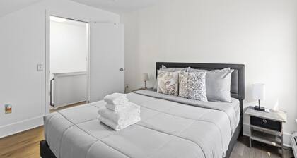 Malden 3Br Apt on 2F/with Free parking/WiFi/ Windows AC