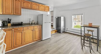 Malden 3Br Apt on 2F/with Free parking/WiFi/ Windows AC