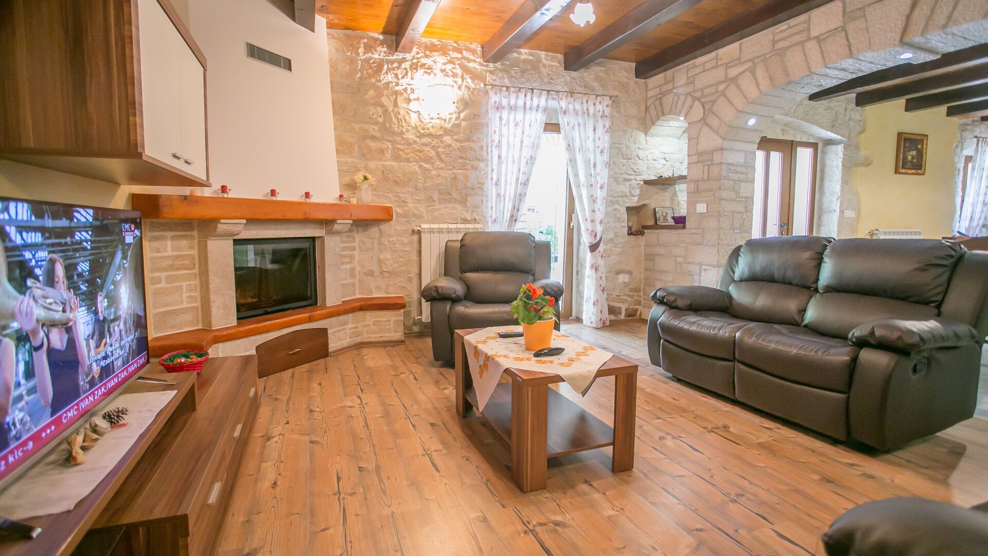 TV, fireplace