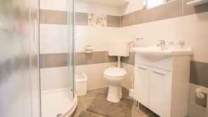 Dusche, Haartrockner, Handtücher