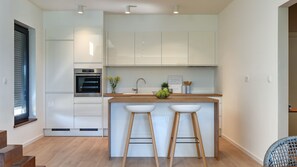 Refrigerador, microondas, horno y lavavajillas 