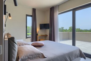 5 bedrooms, iron/ironing board, free WiFi, bed sheets