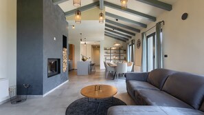 Televisión y chimenea 