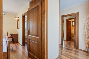 3 bedrooms, in-room safe, desk, free WiFi