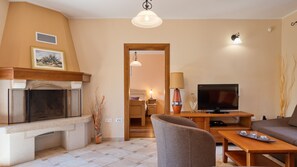 TV, fireplace