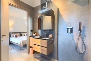 4 slaapkamers, een strijkplank/strijkijzer, gratis wifi, beddengoed