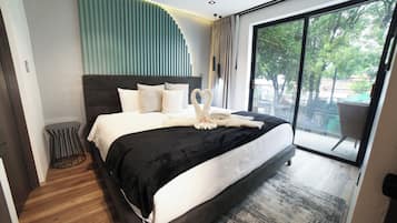 2 bedrooms, desk, iron/ironing board, travel crib