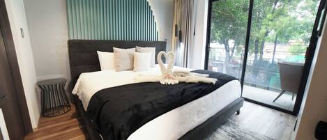 2 habitaciones, escritorio y tabla de planchar con plancha