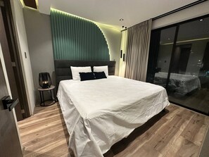 2 camere, una scrivania, ferro/asse da stiro, culla da viaggio