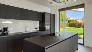 Kjøleskap, mikrobølgeovn, ovn og oppvaskmaskin