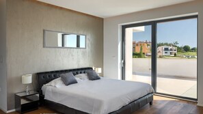 5 bedrooms, iron/ironing board, free WiFi, bed sheets