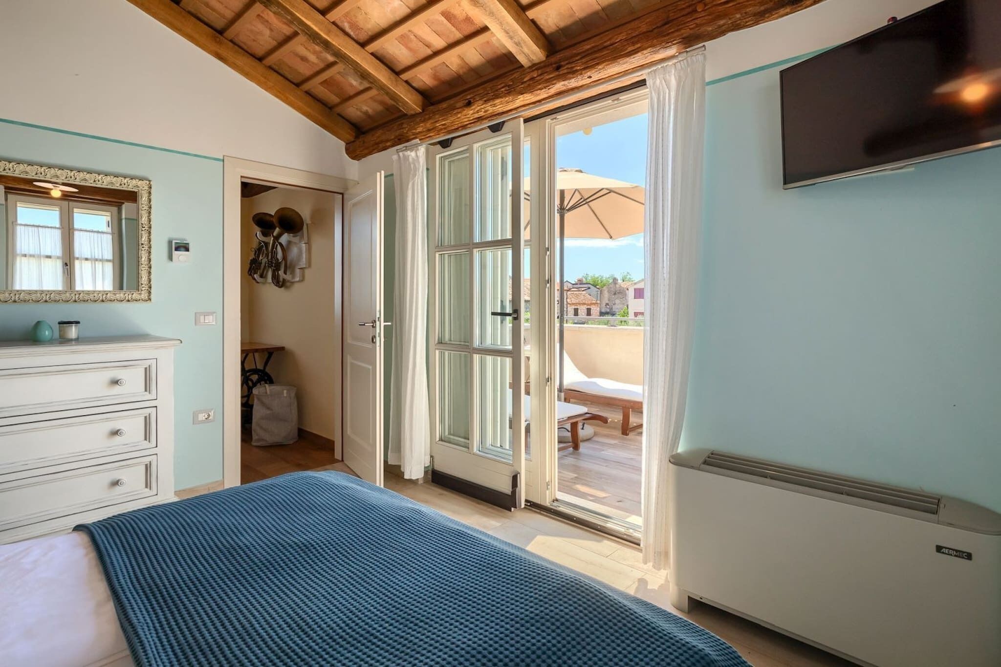 4 bedrooms, iron/ironing board, free WiFi, bed sheets