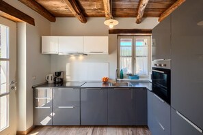 Kühlschrank, Mikrowelle, Ofen, Geschirrspüler