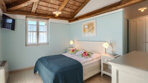 4 bedrooms, iron/ironing board, free WiFi, bed sheets