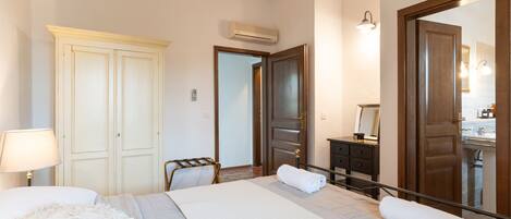 4 soverom, strykejern/-brett, wi-fi (inkludert) og sengetøy