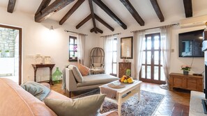 Televisión y chimenea 