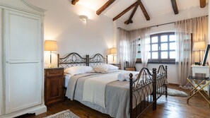 4 室のベッドルーム、アイロン / アイロン台、WiFi (無料)、ベッドシーツ