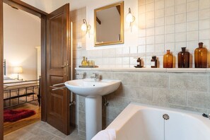 Een douche, een haardroger, handdoeken