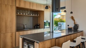 Refrigerador, microondas, horno y lavavajillas 