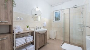 Een douche, een haardroger, handdoeken