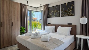 4 bedrooms, iron/ironing board, free WiFi, bed sheets