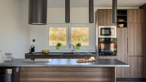 Kjøleskap, mikrobølgeovn, ovn og oppvaskmaskin