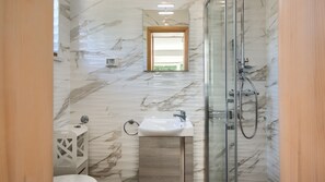 Shower, hair dryer, towels - Villa Alte Mühle by Villas Guide (Novigrad)