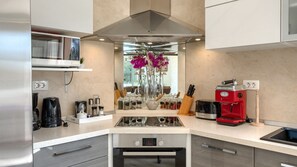 Kjøleskap, mikrobølgeovn, ovn og oppvaskmaskin