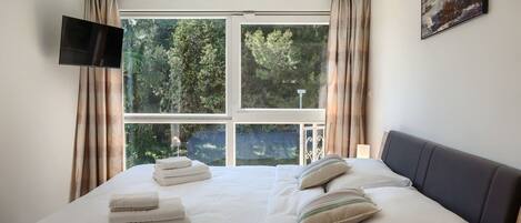 3 bedrooms, iron/ironing board, free WiFi, bed sheets