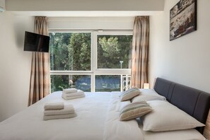 3 bedrooms, iron/ironing board, free WiFi, bed sheets