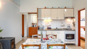 Réfrigérateur, four à micro-ondes, un four, lave-vaisselle