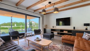 Télévision, table de tennis de table