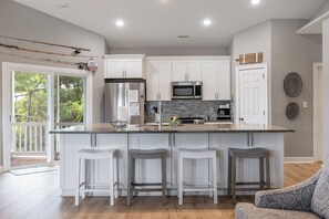 Geladeira, micro-ondas, fogão, lava-louças