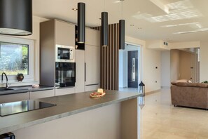 Fridge, microwave, oven, dishwasher - Villa Gloria by Villas Guide (Tar)