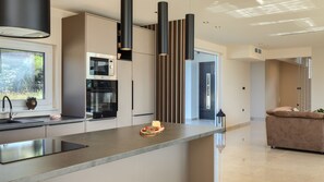 Réfrigérateur, four à micro-ondes, un four, lave-vaisselle