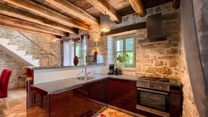 Réfrigérateur, four à micro-ondes, un four, lave-vaisselle