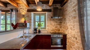 Kjøleskap, mikrobølgeovn, ovn og oppvaskmaskin