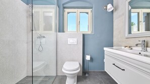 Dusche, Haartrockner, Handtücher