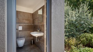 Douche, séchoir à cheveux, serviettes fournies