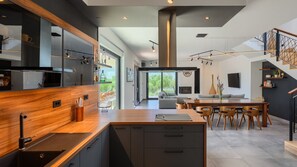 Fridge, oven, dishwasher, coffee/tea maker