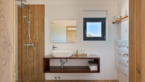 シャワー、ヘアドライヤー、タオル