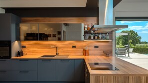 Fridge, oven, dishwasher, coffee/tea maker